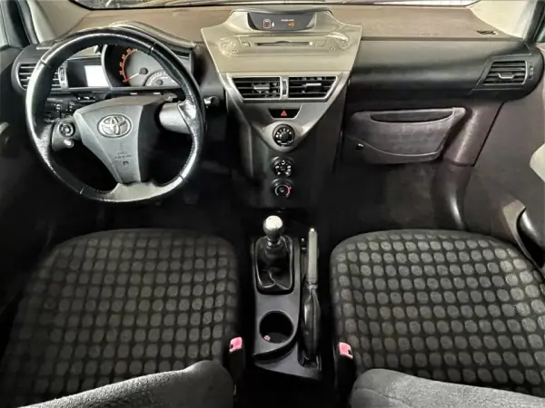 Toyota iQ 2009 - 7750 EUR, 167000 km - AUTO.MOTO.pt - 167000km - foto 15 de 32