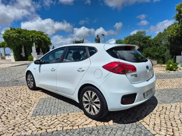 Kia Ceed 2017 - 13250 EUR, 92215 km - AUTO.MOTO.pt - 92215km - foto 4 de 23