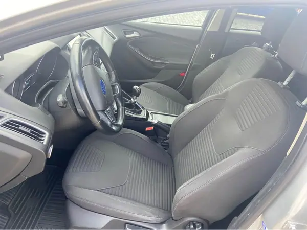 Ford Focus 2015 - 9400 EUR, 103000 km - AUTO.MOTO.pt - 103000km - foto 4 de 10