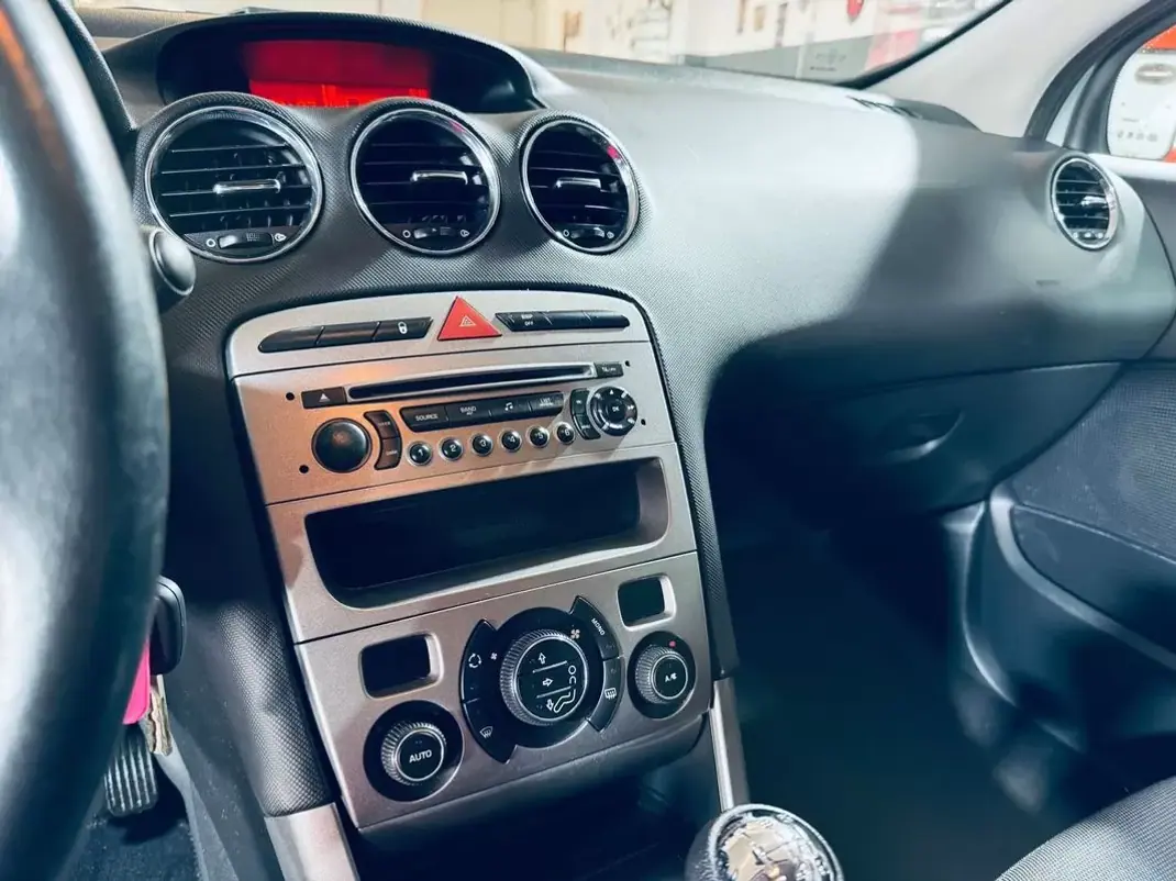 Peugeot 308 2012 - 6450 EUR, 226882 km - AUTO.MOTO.pt - 226882km - foto 13 de 20