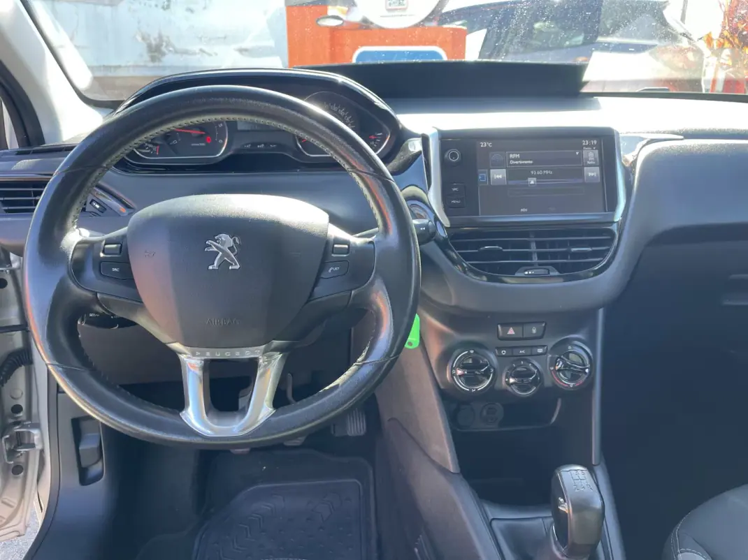 Peugeot 208 2014 - 11950 EUR, 143371 km - AUTO.MOTO.pt - 143371km - foto 10 de 12