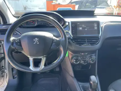 Peugeot 208 2014 - 11950 EUR, 143371 km - AUTO.MOTO.pt - 143371km - foto 10 de 12