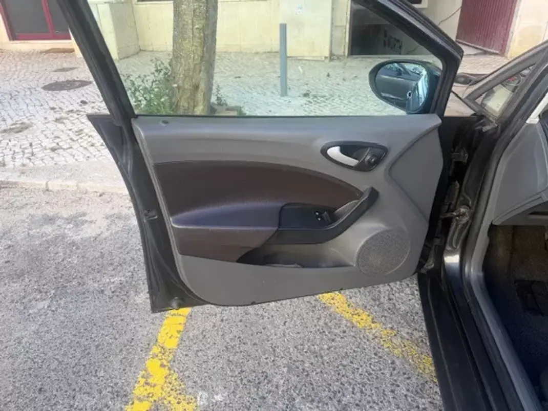 SEAT Ibiza 2010 - 5750 EUR, 156000 km - AUTO.MOTO.pt - 156000km - foto 27 de 33