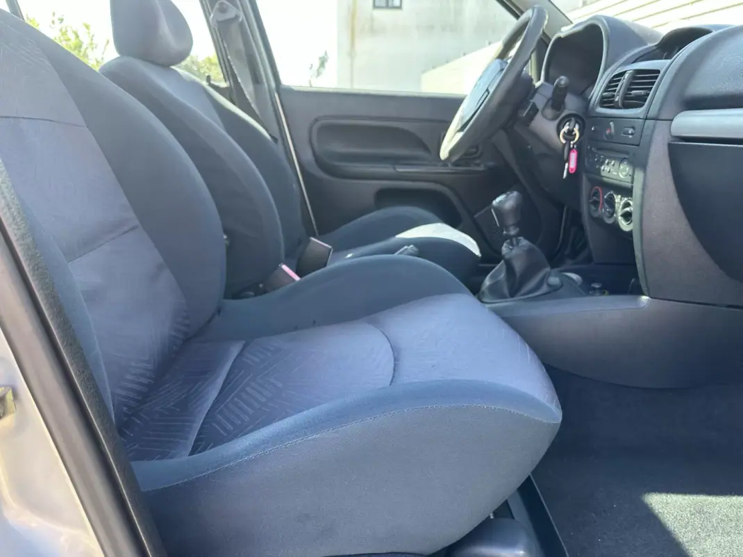 Renault Clio 2002 - 2750 EUR, 240000 km - AUTO.MOTO.pt - 240000km - foto 22 de 25
