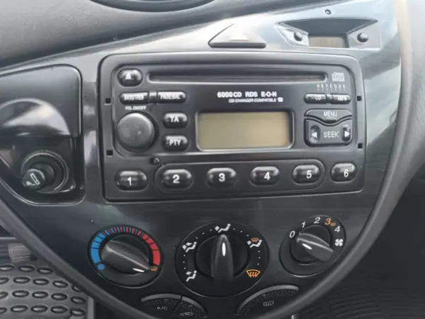 Ford Focus 2002 - 1800 EUR, 400000 km - AUTO.MOTO.pt - 400000km - foto 16 de 16