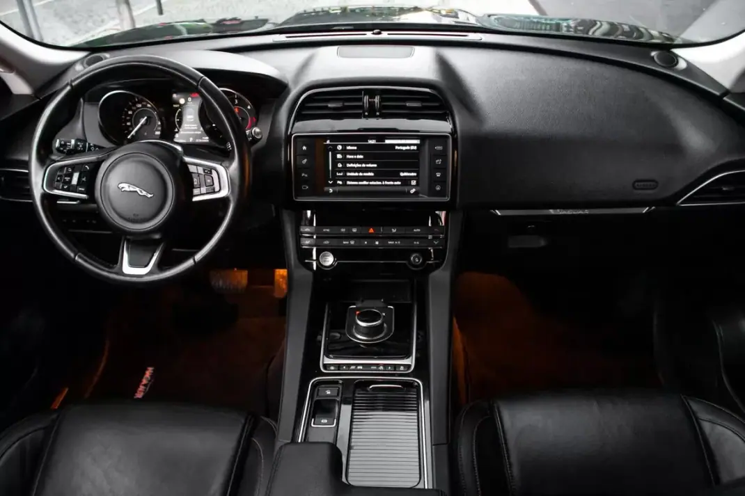 Jaguar F-Pace 2018 - 22990 EUR, 155156 km - 155156km - foto 37 de 48
