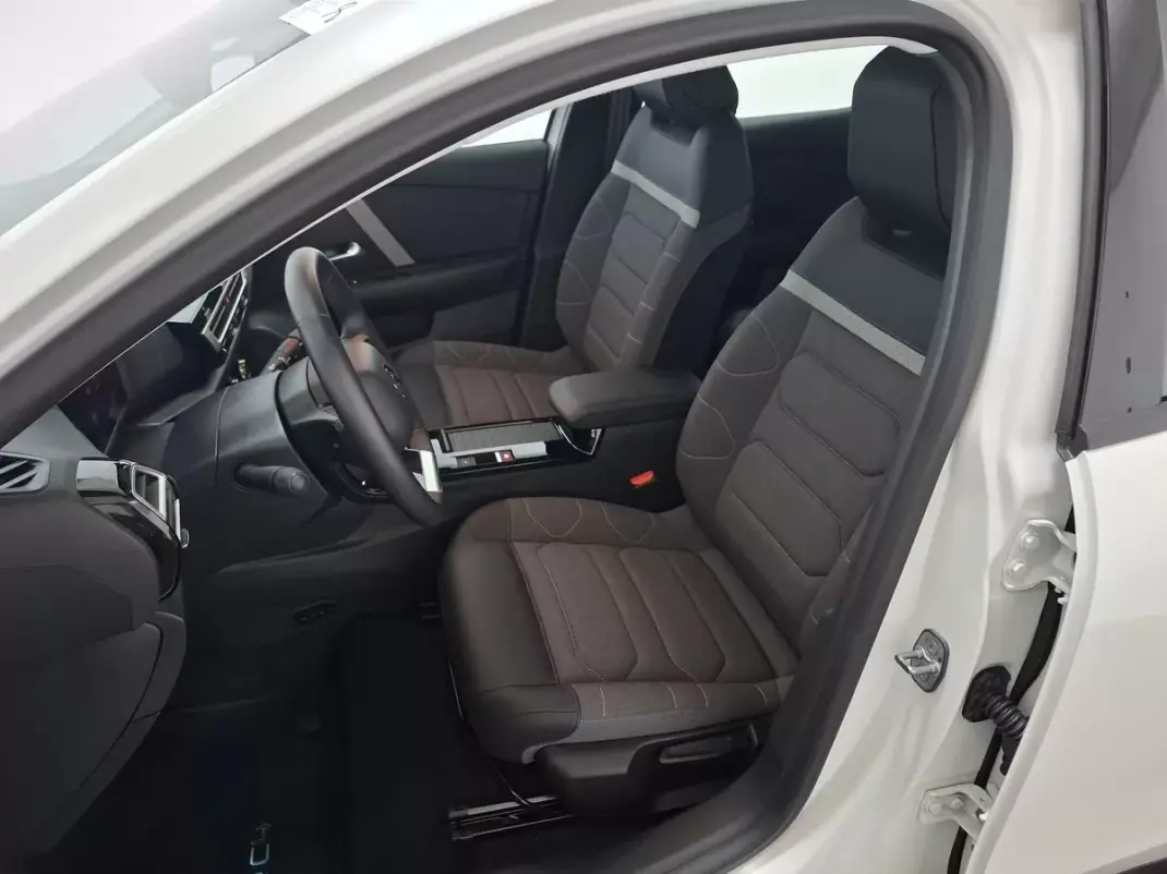 Citroën e-C4 2024 - 25900 EUR, 12276 km - 12276km - foto 5 de 7