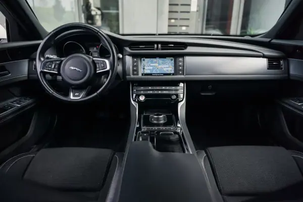 Jaguar XF 2017 - 22990 EUR, 145800 km - AUTO.MOTO.pt - 145800km - foto 11 de 55