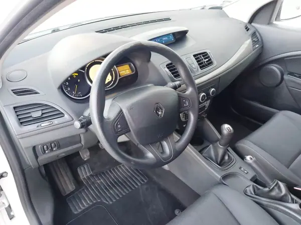 Renault Mégane 1.5 DCI III Hatchback 2013 - 3999 EUR, 317737 km - AUTO.MOTO.pt - 317737km - foto 25 de 50