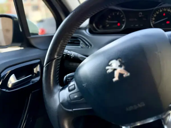 Peugeot 208 2016 - 8950 EUR, 83000 km - AUTO.MOTO.pt - 83000km - foto 18 de 25