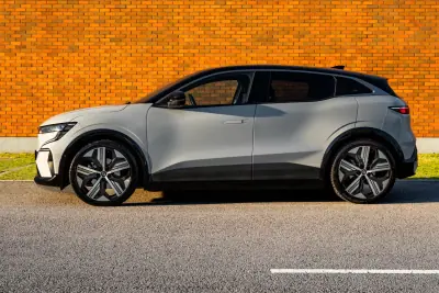 Renault Mégane E-Tech 2023 — foto 2 de 29
