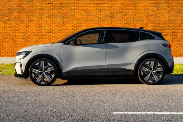 Renault Mégane E-Tech 2023 — foto 2 de 29