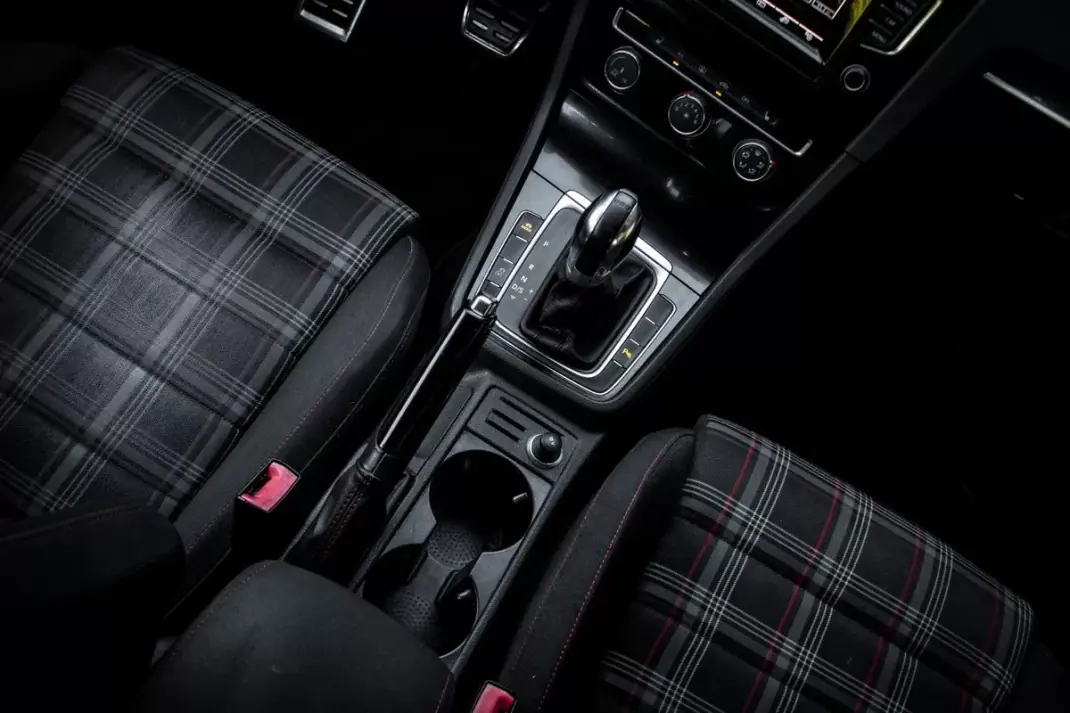 Volkswagen Golf 2015 - 24990 EUR, 83192 km - AUTO.MOTO.pt - 83192km - foto 37 de 45