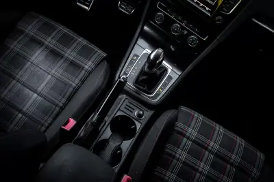 Volkswagen Golf 2015 - 24990 EUR, 83192 km - AUTO.MOTO.pt - 83192km - foto 37 de 45