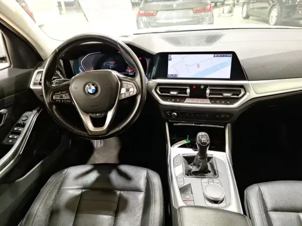 BMW 318 2021 - 26750 EUR, 127950 km - AUTO.MOTO.pt - 127950km - foto 5 de 9
