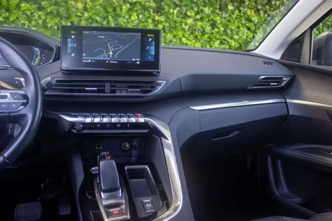 Peugeot 3008 2021 - 23500 EUR, 125000 km - AUTO.MOTO.pt - 125000km - foto 16 de 17