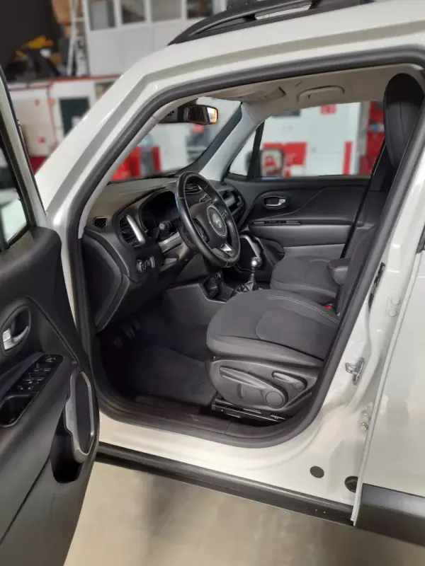 Jeep Renegade 2020 - 17990 EUR, 81429 km - AUTO.MOTO.pt - 81429km - foto 8 de 16