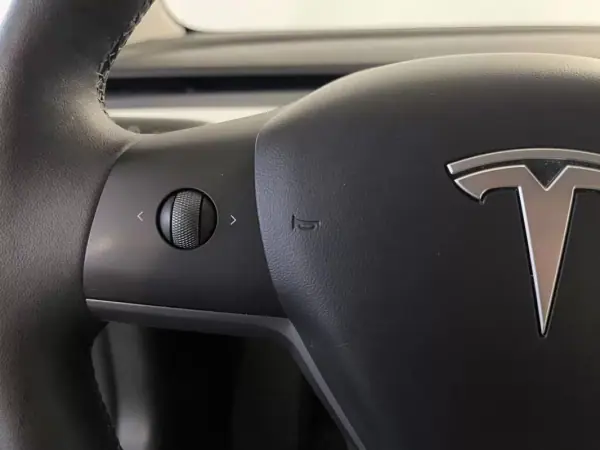Tesla Model 3 2023 - 29750 EUR, 68000 km - AUTO.MOTO.pt - 68000km - foto 38 de 44