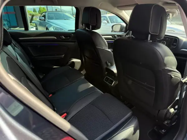 Renault Mégane Sport Tourer 2019 - 15500 EUR, 156000 km - AUTO.MOTO.pt - 156000km - foto 13 de 14