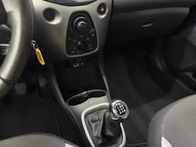 Toyota Aygo 2018 - 10450 EUR, 62569 km - AUTO.MOTO.pt - 62569km - foto 33 de 35