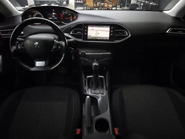 Peugeot 308 2017 - 13950 EUR, 183610 km - AUTO.MOTO.pt - 183610km - foto 22 de 45