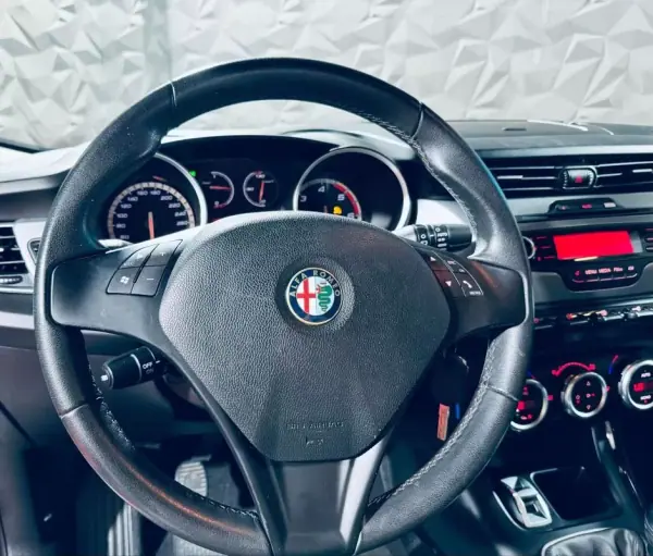 Alfa Romeo Giulietta 2012 - 13750 EUR, 119336 km - AUTO.MOTO.pt - 119336km - foto 31 de 35