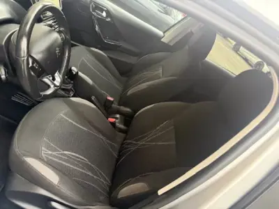 Peugeot 208 2014 - 7400 EUR, 116000 km - AUTO.MOTO.pt - 116000km - foto 16 de 26