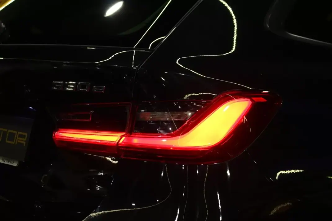 BMW 320 2021 - 26800 EUR, 137000 km - AUTO.MOTO.pt - 137000km - foto 9 de 28