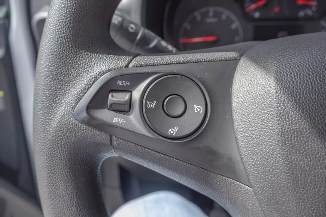 Opel COMBO 2019 - 12500 EUR, 113000 km - AUTO.MOTO.pt - 113000km - foto 8 de 19