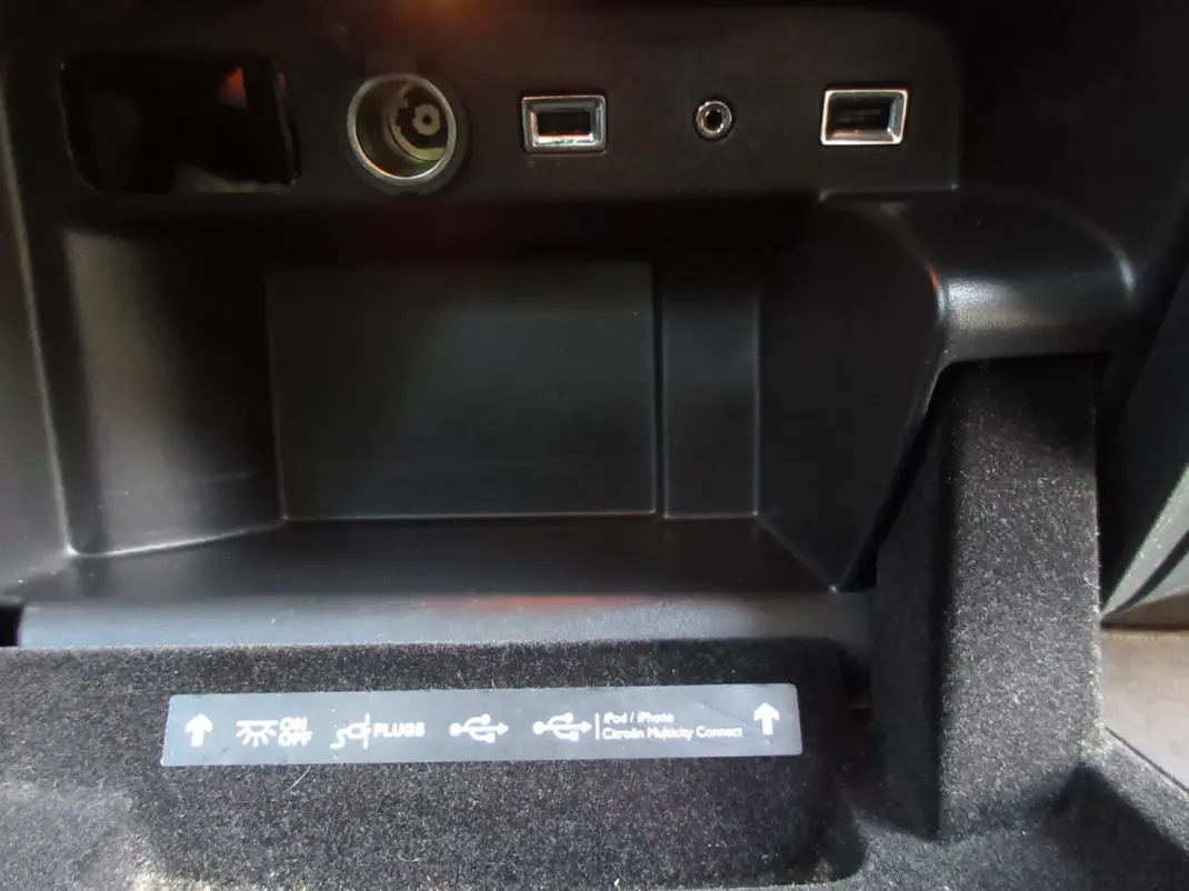Citroën C4 Grand Picasso 2014 - 11490 EUR, 185000 km - AUTO.MOTO.pt - 185000km - foto 39 de 60