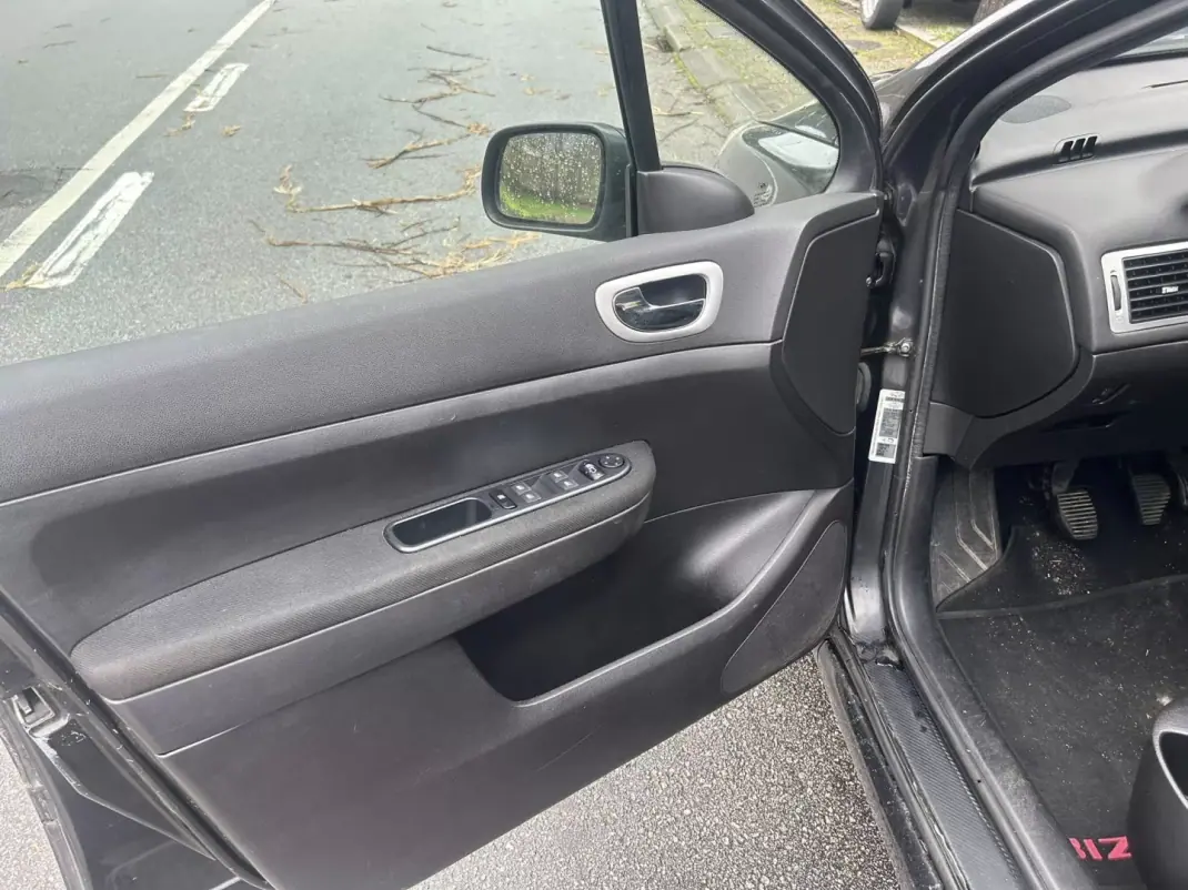 Peugeot 307 2006 - 3750 EUR, 278000 km - AUTO.MOTO.pt - 278000km - foto 6 de 9