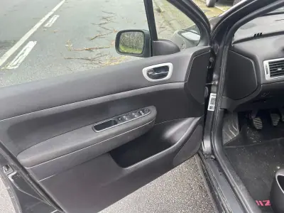 Peugeot 307 2006 - 3750 EUR, 278000 km - AUTO.MOTO.pt - 278000km - foto 6 de 9