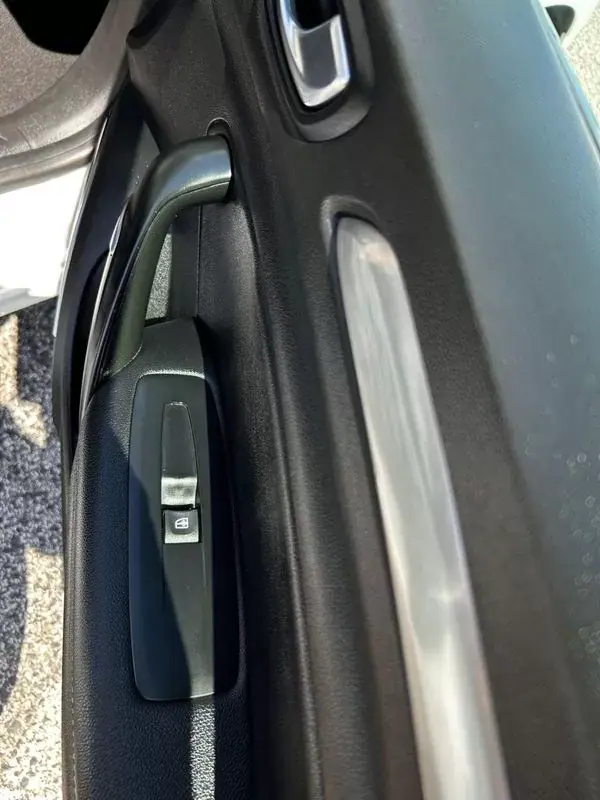 Renault Mégane 2019 - 14250 EUR, 135000 km - AUTO.MOTO.pt - 135000km - foto 17 de 39