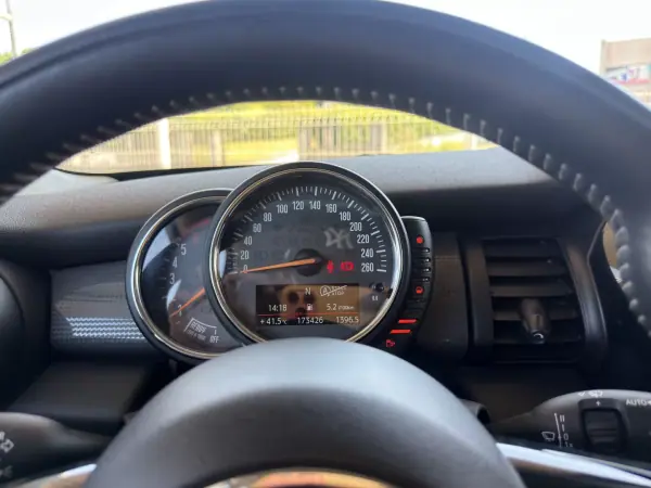 MINI Cooper 2017 - 12500 EUR, 173200 km - AUTO.MOTO.pt - 173200km - foto 22 de 25