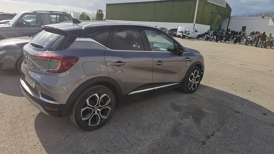 Renault Captur 2022 - 25000 EUR, 67500 km - AUTO.MOTO.pt - 67500km - foto 4 de 9