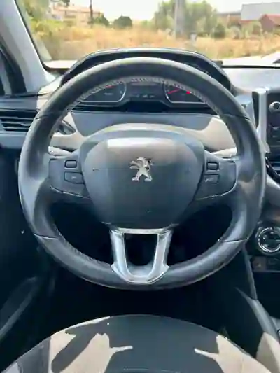 Peugeot 208 2013 - 8250 EUR, 213195 km - AUTO.MOTO.pt - 213195km - foto 7 de 12