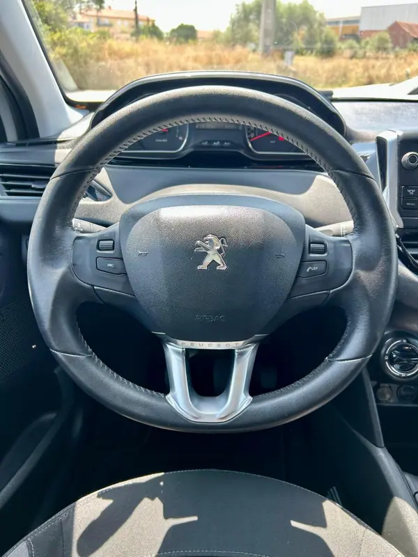 Peugeot 208 2013 - 8250 EUR, 213195 km - AUTO.MOTO.pt - 213195km - foto 7 de 12
