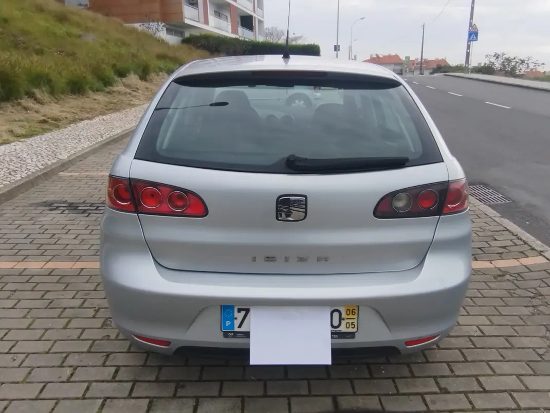 SEAT Ibiza 2006 - 3950 EUR, 243000 km - AUTO.MOTO.pt - 243000km - foto 4 de 4