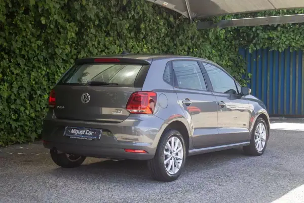 Volkswagen Polo 2015 - 10500 EUR, 123600 km - AUTO.MOTO.pt - 123600km - foto 8 de 16