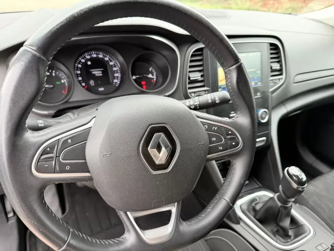 Renault Mégane Sport Tourer 2019 - 12900 EUR, 128050 km - AUTO.MOTO.pt - 128050km - foto 9 de 18