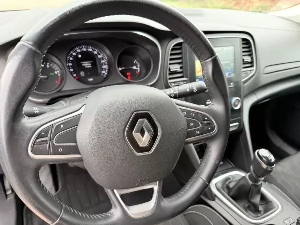 Renault Mégane Sport Tourer 2019 - 12900 EUR, 128050 km - AUTO.MOTO.pt - 128050km - foto 9 de 18