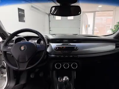 Alfa Romeo Giulietta 2011 - 7240 EUR, 206000 km - 206000km - foto 14 de 22