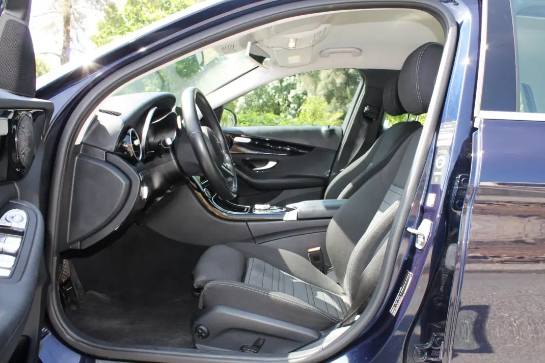 Mercedes-Benz C 300 2020 - 28990 EUR, 128000 km - AUTO.MOTO.pt - 128000km - foto 17 de 36