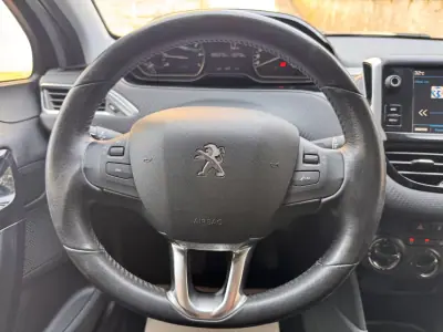 Peugeot 208 2018 - 9500 EUR, 95379 km - AUTO.MOTO.pt - 95379km - foto 11 de 22