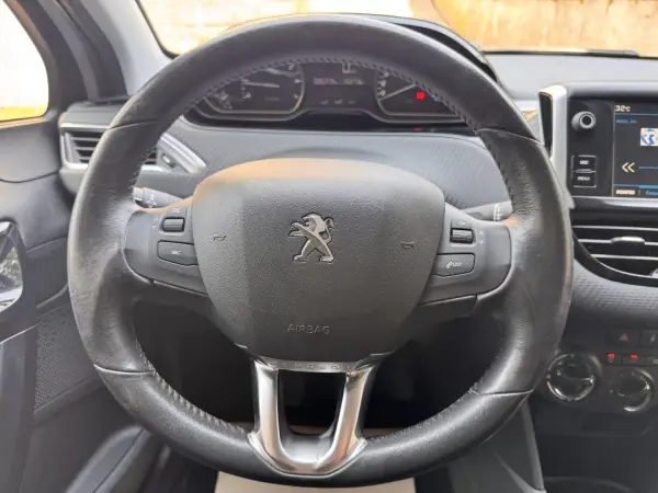 Peugeot 208 2018 - 9500 EUR, 95379 km - AUTO.MOTO.pt - 95379km - foto 11 de 22