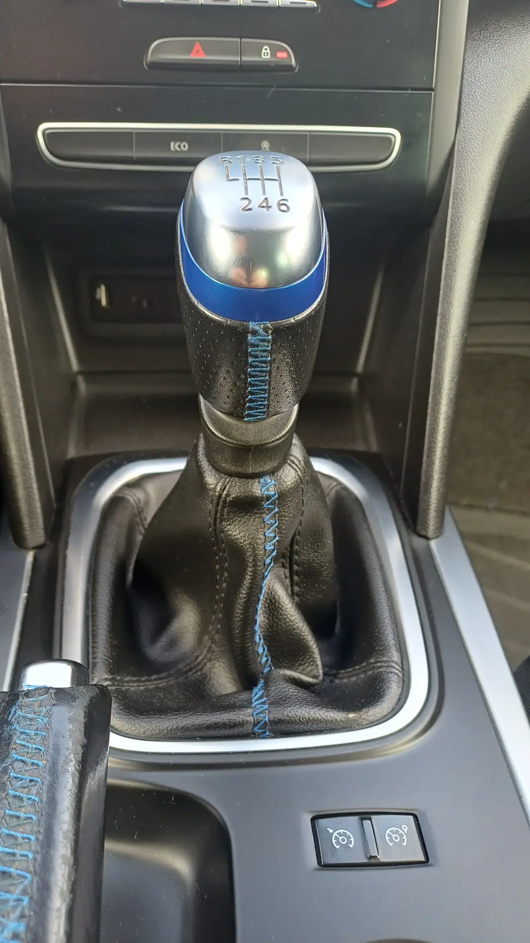 Renault Mégane 2018 - 12000 EUR, 124500 km - AUTO.MOTO.pt - 124500km - foto 15 de 17