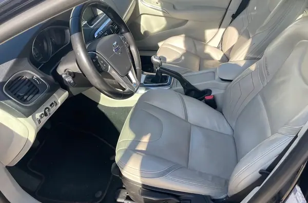 Volvo V40 2015 - 11000 EUR, 169000 km - AUTO.MOTO.pt - 169000km - foto 9 de 24