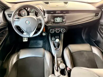 Alfa Romeo Giulietta 2017 - 18490 EUR, 122207 km - AUTO.MOTO.pt - 122207km - foto 12 de 21