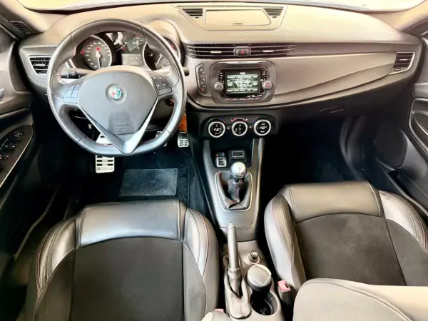 Alfa Romeo Giulietta 2017 - 18490 EUR, 122207 km - AUTO.MOTO.pt - 122207km - foto 12 de 21