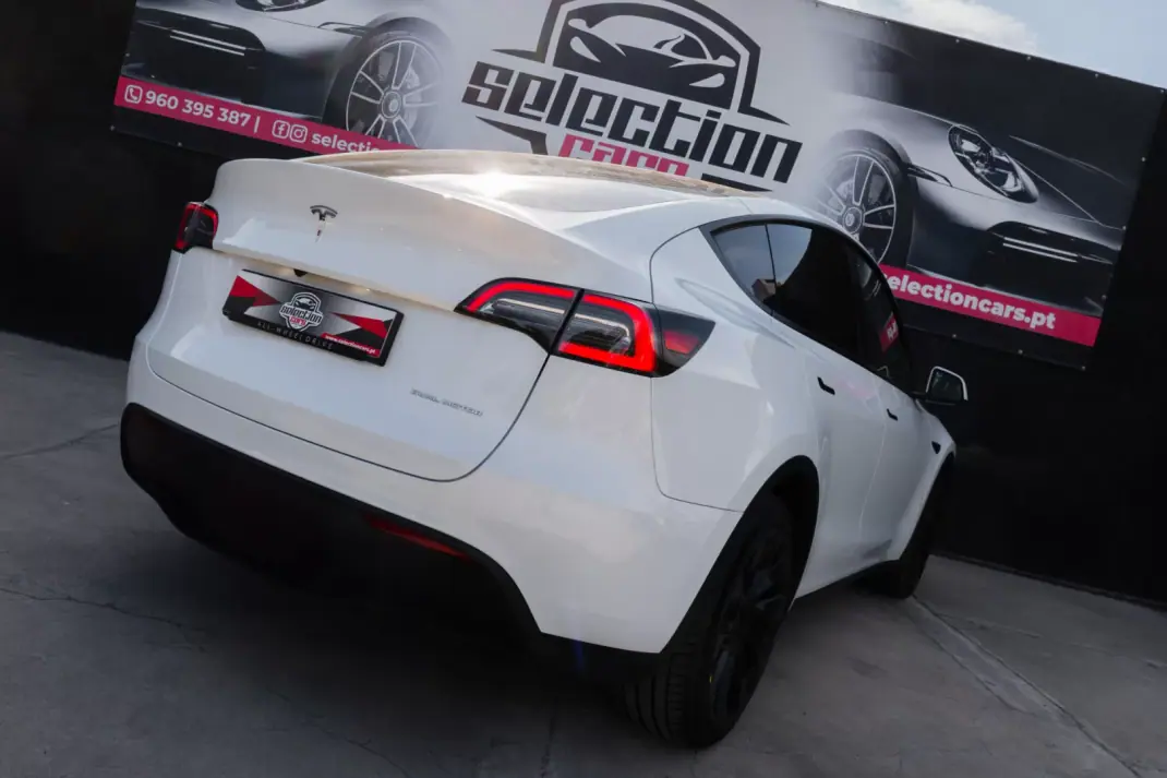 Tesla Model Y 2023 - 37900 EUR, 75000 km - AUTO.MOTO.pt - 75000km - foto 7 de 28